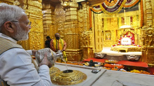 PM Modi offers prayers at Somnath Temple