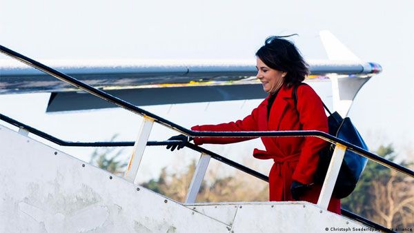 Frozen airplane ruins German foreign minister's UK visit