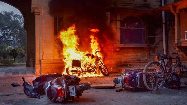 Violence rocks Allahabad University as students clash with security guards, vehicles set on fire