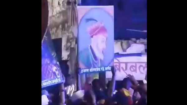 Viral video shows Muslims dancing, raising provocative slogans while holding Aurangzeb's poster in Maharashtra
