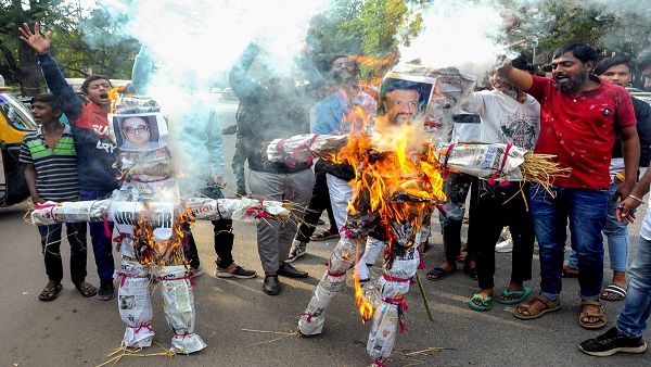 Cong workers burn Santoshi's effigy, call for 'Gandhi Godse Ek Yudh' ban: A Gandhian way of protest?