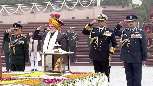Republic Day 2023: PM Modi pays tribute to fallen soldiers at National War Memorial