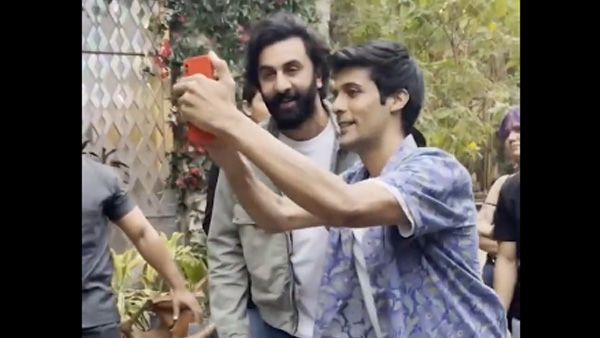 Fact Check: Did Ranbir Kapoor throw a fan’s phone out of anger