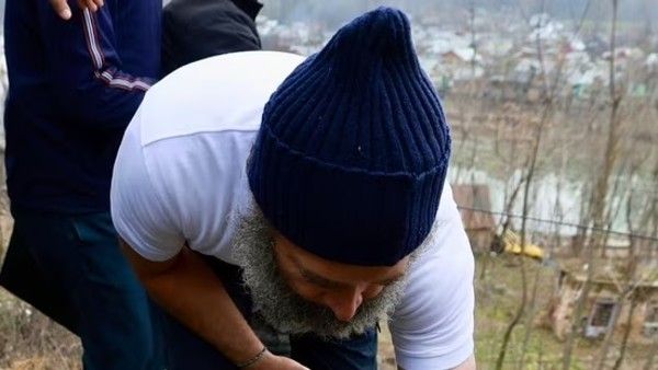 Rahul Gandhi pays tributes to CRPF jawans killed in Pulwama terror attack