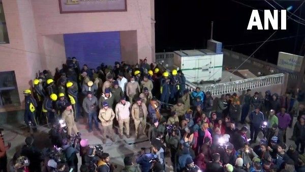 Locals protest against demolish of sinking houses, hotels in Joshimath