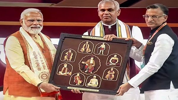 Maharishi Dayanand Saraswati revived the light of the Vedas in society: PM Modi