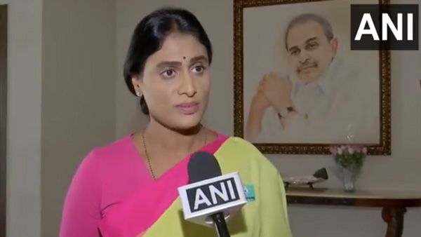 YS Sharmila, Telangana's X-factor, dares KCR to join her in padayatra; 'gifts' shoe box, leaves bill inside