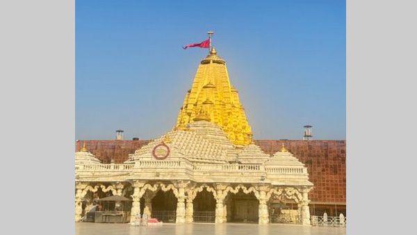What is the Mohanthal vs Chikki controversy surrounding the Shaktipeeth Ambaji Temple in Gujarat