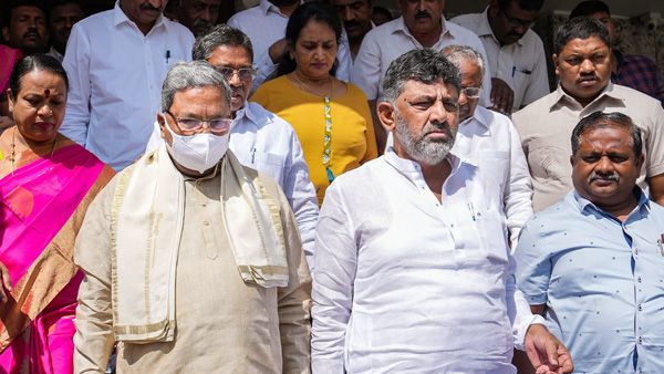 Are the mass defections in Karnataka helping the Congress?