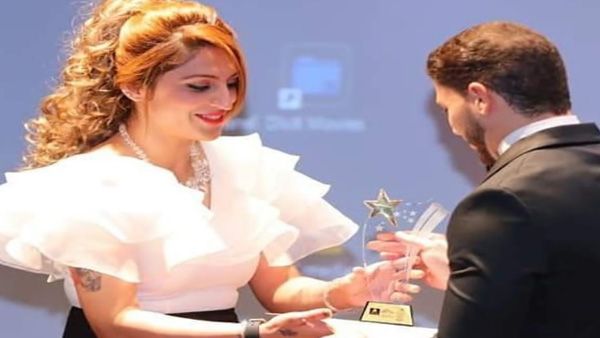 Leeza Bindra aka Sarabjeet Kaur Bindra Wins Best Social Media Influencer at YOU Awards, Season 2