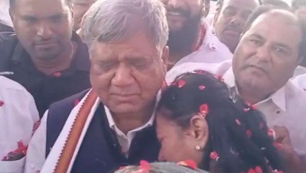 Shettar gets a rousing welcome in Hubballi, wife breaks into tears