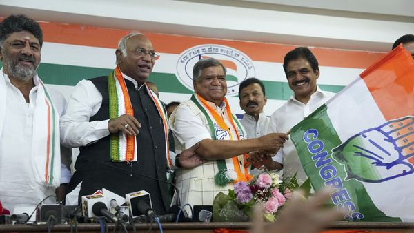 BJP heavy-weight Jagadish Shettar joins Congress
