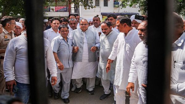 Ex-JK guv Satya Pal Malik, Khap leaders protest at Delhi police station