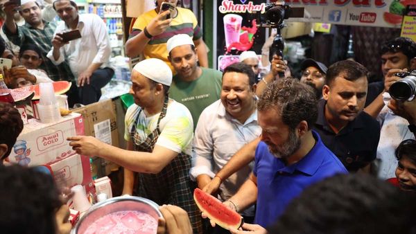 Fact Check: Did Rahul visit Amul store and promoted its products?