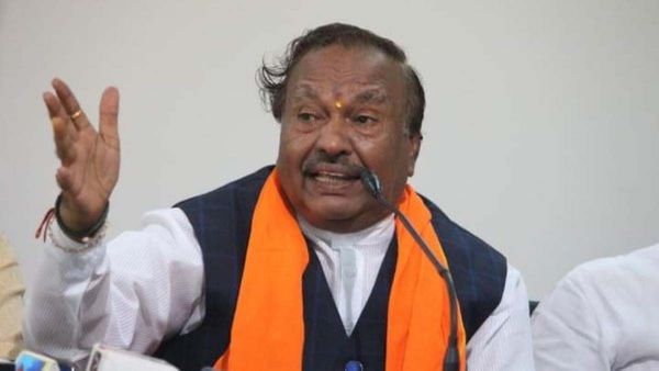 BJP leader Eshwarappa burns Cong manifesto over 
