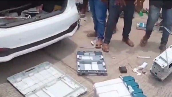 Fact Check: Was a BJP Leader In Karnataka Caught With an Electronic Voting Machine?