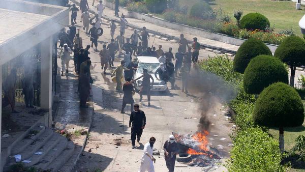 OPINION: Pak is balancing between US, China