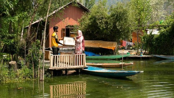 Amazon Brings Last-Mile Delivery To Dal Lake With Floating 'I Have Space' Store