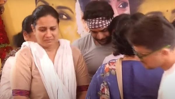 Video: Puneeth Rajkumar's Wife, Daughter Cry Uncontrollably As They Pay Homage To Spandana Vijay Raghavendra