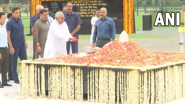 Nitish Kumar Pays Homage To BJP Stalwart And Former PM AB Vajpayee [Watch]
