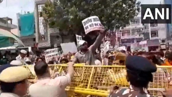 Bajrang Dal-VHP Workers Block Route Between Delhi And Faridabad