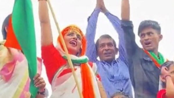 Seema Haider Hoists Tricolour At Home In Noida, Chants Pakistan Murdabad, Video Goes viral