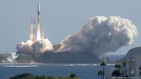Japan launches 'moon sniper' lunar mission