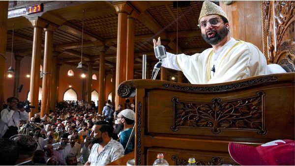 J&K: Released From House Arrest After 4 Years, Mirwaiz Umar Farooq Breaks Down At Friday Sermon