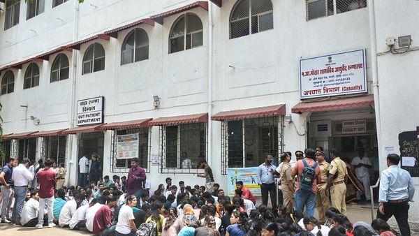 Outrage Erupts in Amethi as Family Accuses Doctors of Medical Negligence Resulting in Woman's Death