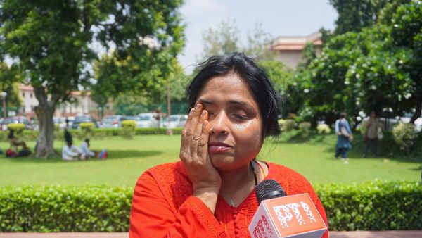 Family Members of Dead UK Girl Arrested in Pakistan, Brought to Britain for Investigation