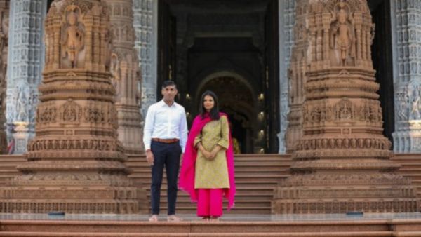 UK PM Rishi Sunak Walks Barefoot In Akshardham Temple