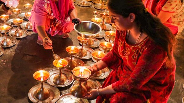 Navratri Akhand Jyoti: Which Way To Light Akhand Jyoti For Prosperity According To Vastu? Know Shubh Muhurat