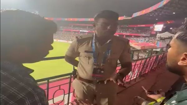 Bengaluru: Policeman Stops Pakistani Fan from Chanting ‘Pakistan Zindabad’: Video Goes Viral