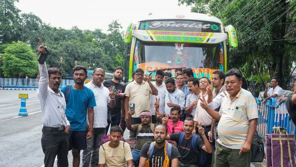 Thousands of TMC Volunteers Set Out for Delhi to Stage Massive Protest Against Central Government