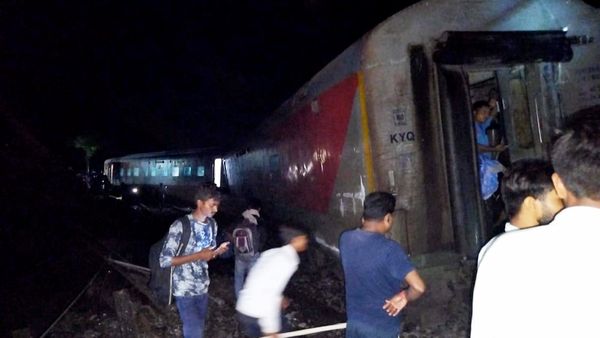 4 Dead, Around 80 Injured After Several Bogies Of North-East Express Derails In Bihar's Buxar