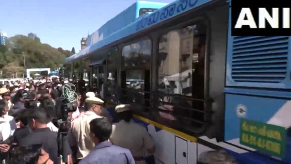 Bengaluru Goes Green! Karnataka CM Siddaramaiah Flags Off 100 New BMTC Electric Buses: Check Features