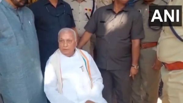 Kerala Guv Arif Mohammad Khan Stages Roadside Protest After SFI Activists Show Black Flags