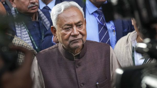 Nitish Kumar's Power Play: BJP, Mahagathbandhan Scramble For MLAs