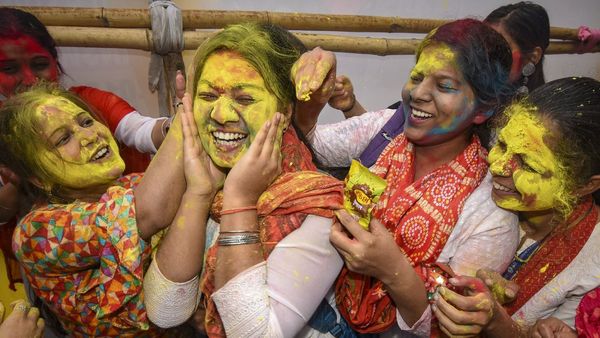 Holi 2024: Funny Jokes And Messages To Add Joy To Your Celebrations