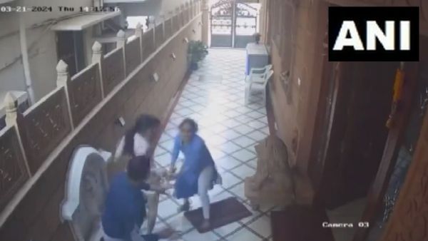 WATCH Viral Video | Hyderabad Woman, Daughter Thwart Armed Robbery At Home