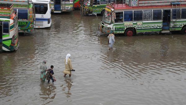 Pakistan’s biggest lake threatens to spill into densely populated cities