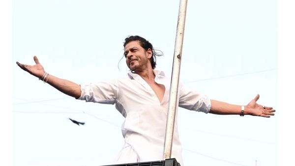 Shah Rukh Khan Wishes Eid-Ul-Fitr 2024 To His Fans From Mannat; Watch Viral Video
