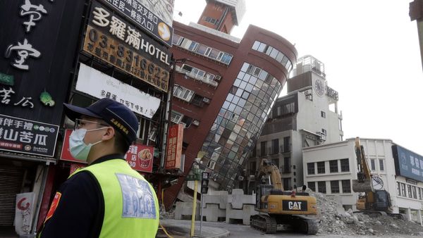 Taiwan Earthquake Aftermath: 600 Still Stranded Three Days After Earthquake, 12 Dead