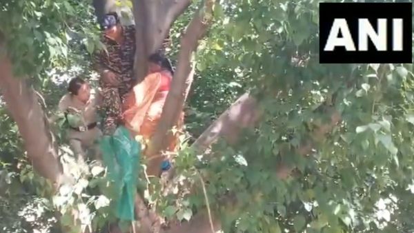 Protesting Tamil Nadu Farmers Climb Mobile Tower In Jantar Mantar