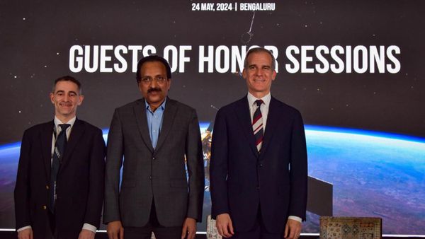 US Ambassador Visits Science Gallery Bengaluru; Engages With Visually Challenged Cricket Team