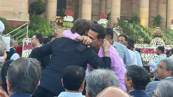 Shah Rukh Khan-Akshay Kumar Hug At Narendra Modi's Swearing In Ceremony, Pic Goes Viral