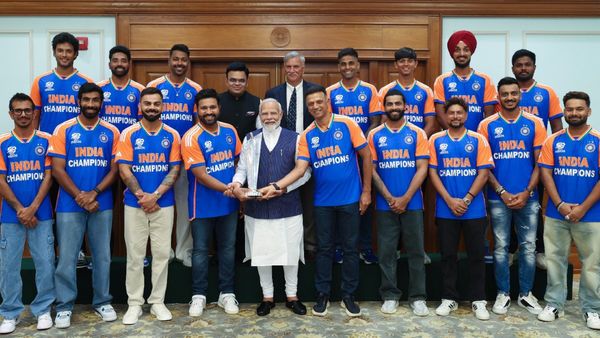 Special Gesture! Watch How PM Modi 'Lifted' World Cup Holding Hands Of Rohit Sharma, Rahul Dravid