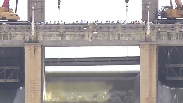 Tungabhadra Dam Update: All Five Stop Log Gate Installed Amid Heavy Flow, Engineer Team Plans Next Steps