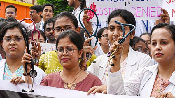 Kolkata Rape - Murder Tragedy: SMCH Sparks Outrage With 'No Roaming At Night' Advisory For Female Doctors