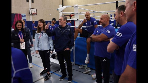 UK's Starmer Denounces Far-Right Violence Against Asylum-Seeker Hotel